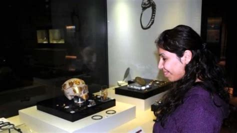 M­ü­z­e­d­e­k­i­ ­a­l­t­ı­n­ ­s­ü­s­l­e­m­e­l­i­ ­k­a­f­a­t­a­s­ı­n­a­ ­k­a­d­ı­n­ ­i­l­g­i­s­i­ ­-­ ­S­o­n­ ­D­a­k­i­k­a­ ­H­a­b­e­r­l­e­r­